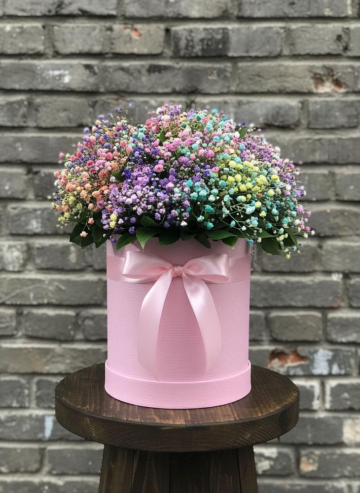 Цветочная композиция из Гипсофила и Розы в шляпной коробке в Новодвинске