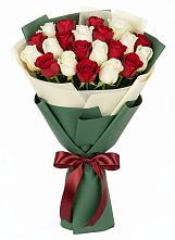 Букет Микс из красных и белых роз в Новодвинске