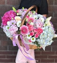 Композиция солнечный день в Новодвинске Цветочная композиция из Розы, Хризантемы, Пионы и Лизиантусы в корзине в Новодвинске