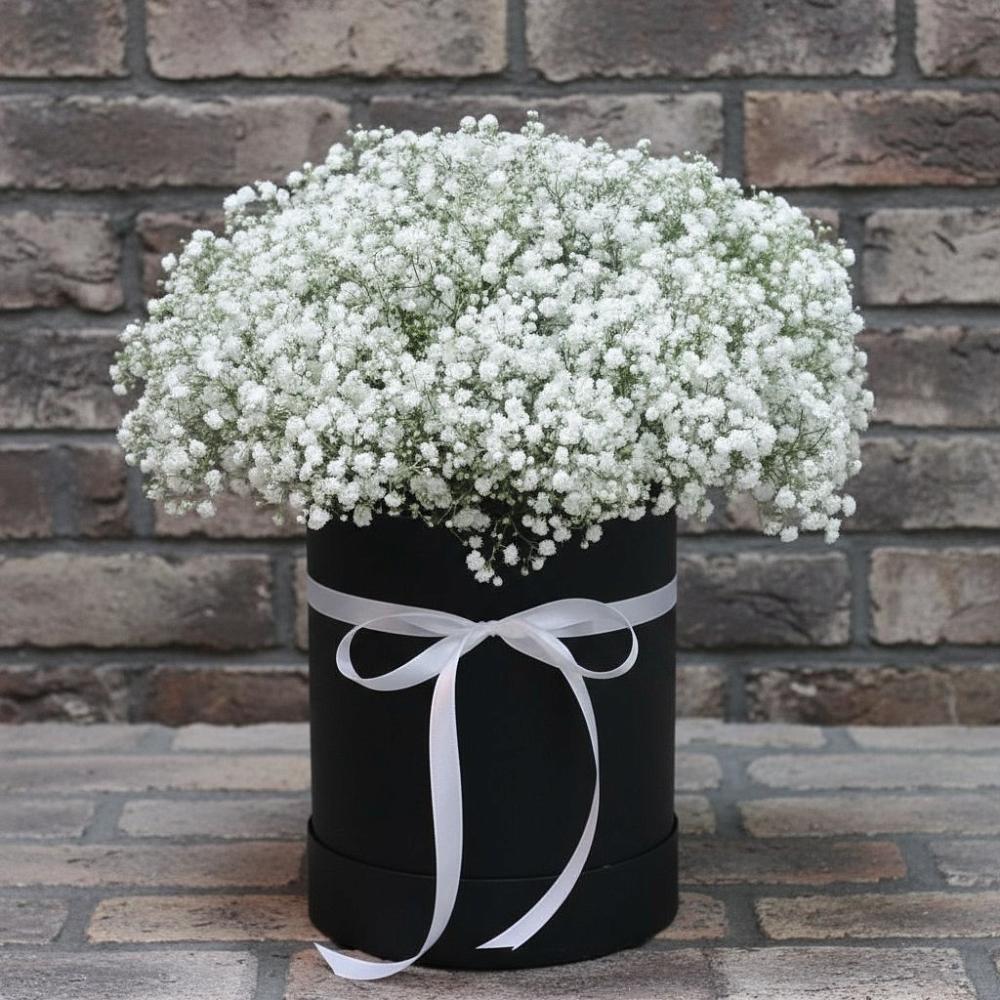 Цветочная композиция из Гипсофила в шляпной коробке в Новодвинске