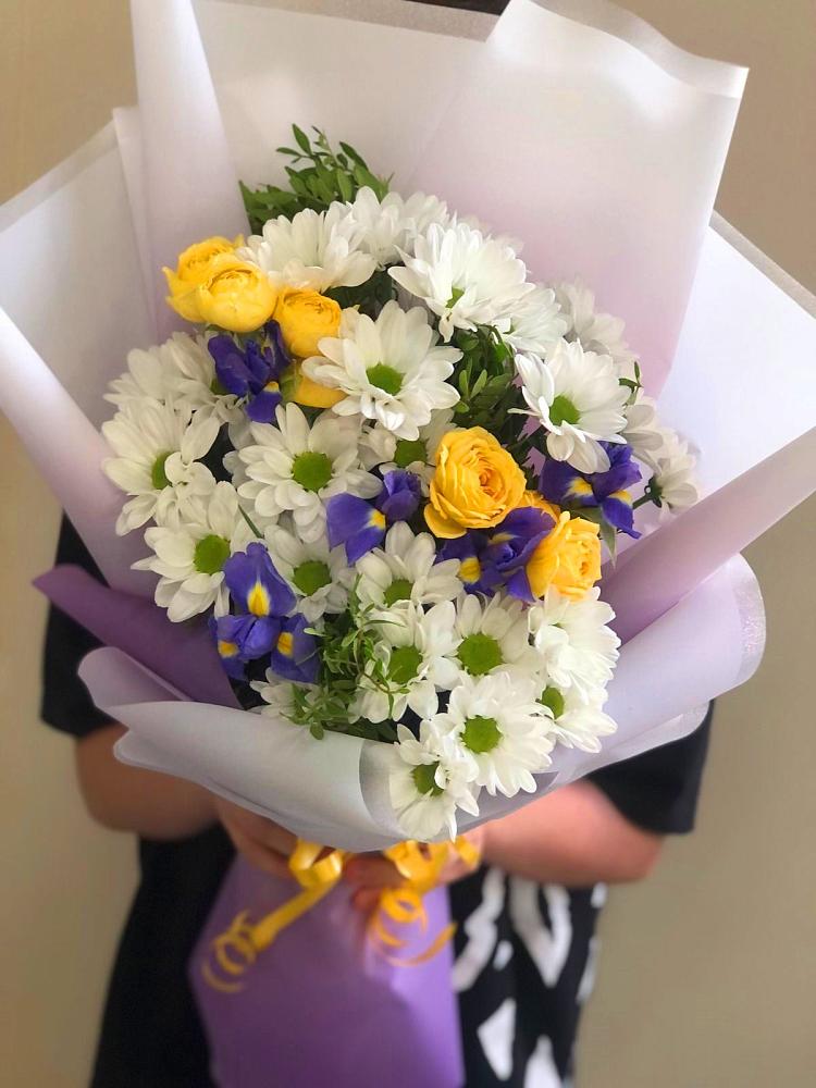 Букет цветов из: Ирисы, Хризантемы и Розы в Новодвинске