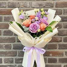 Букет цветов из:  Лизиантусы и Розы в Новодвинске