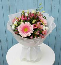Букет цветов из:  Герберы, Альстромерии и Лизиантусы в Новодвинске