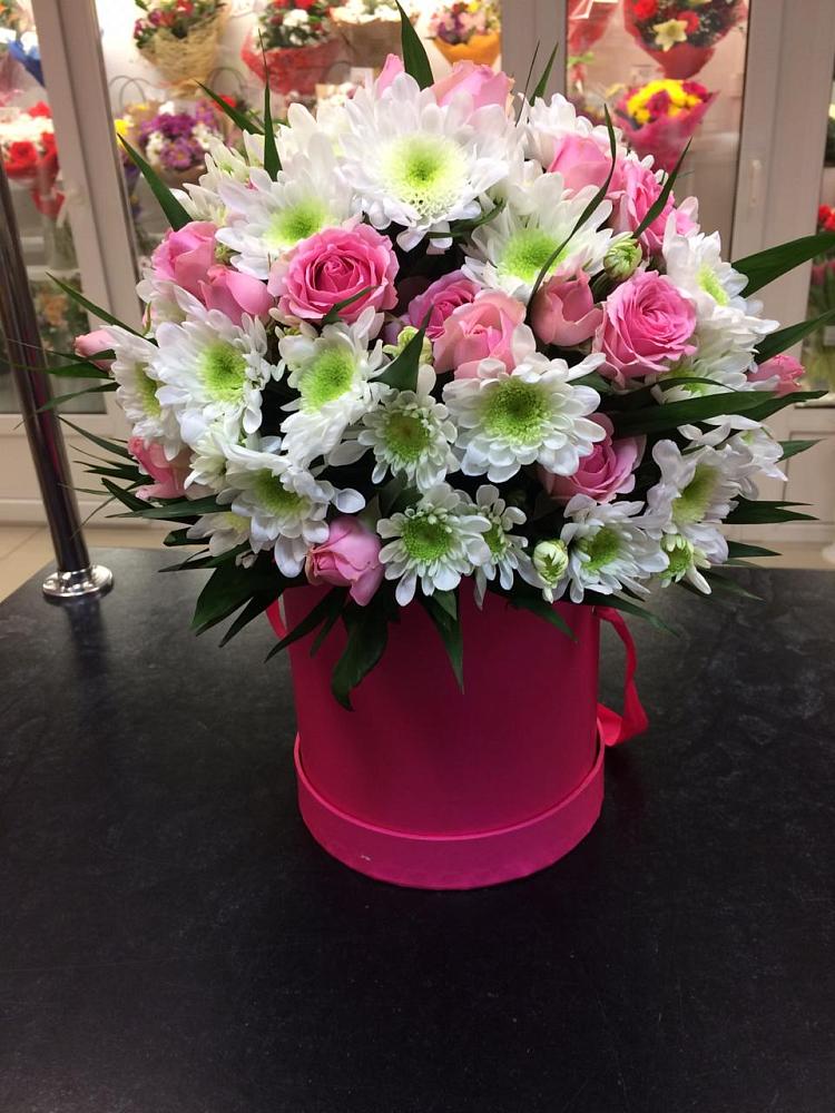 Цветочная композиция из Розы и Хризантемы в шляпной коробке в Новодвинске