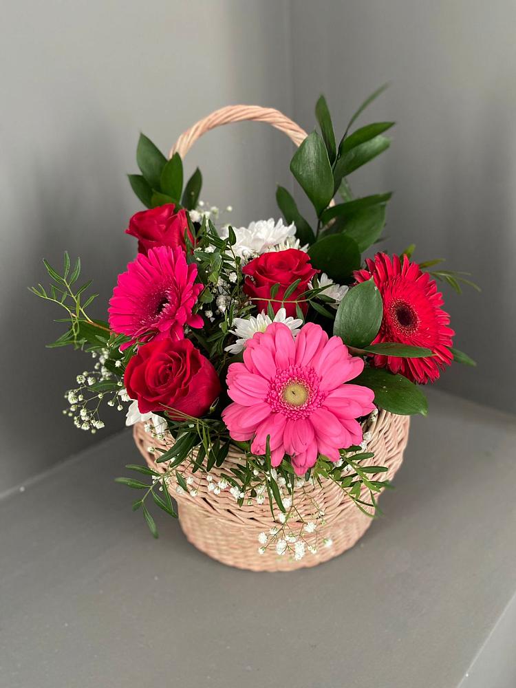 Цветочная композиция из Розы, Хризантемы и Герберы в корзине в Новодвинске