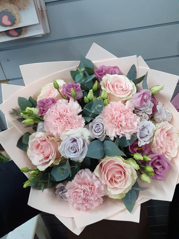 Букет цветов из: Розы, Гвоздики и Лизиантусы в Новодвинске