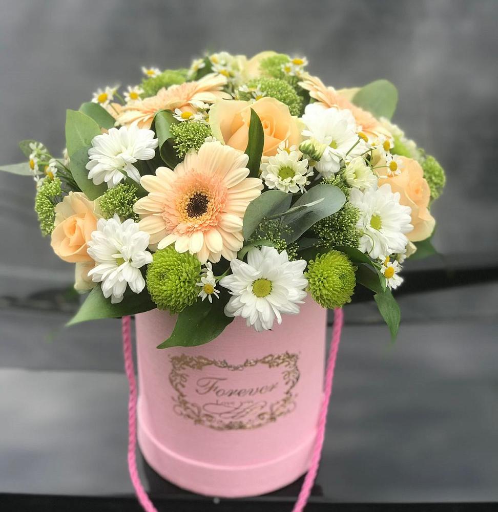 Цветочная композиция из Розы, Герберы и Хризантемы в шляпной коробке в Новодвинске