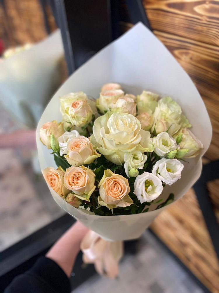 Букет цветов из: Розы и Лизиантусы в Новодвинске